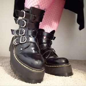 Dr. Martens Max Hardware